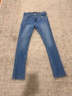 Hollister Men’s 30x34 Jeans in a Mid Blue Wash